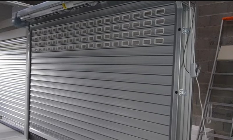 Installation volet roulant électrique neuf commerce vitrine Bruxelles - pose et motorisation